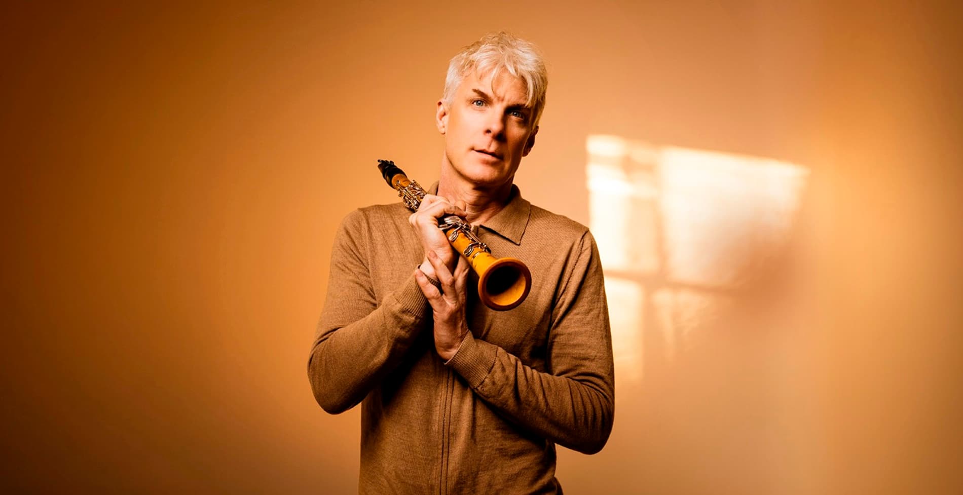 A portrait of Martin Fröst holding a clarinet.
